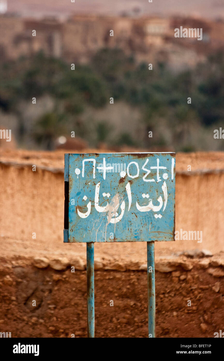 L'écriture berbère sur un panneau dans la Gorges de Todra au Maroc Banque D'Images