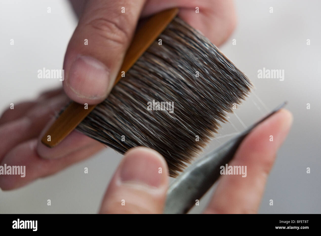 Yoshimitsu Sugiura, un pinceau de calligraphie bouilloire, dans son atelier à Toyohashi, Japon, lundi 18 mai 2009. Banque D'Images