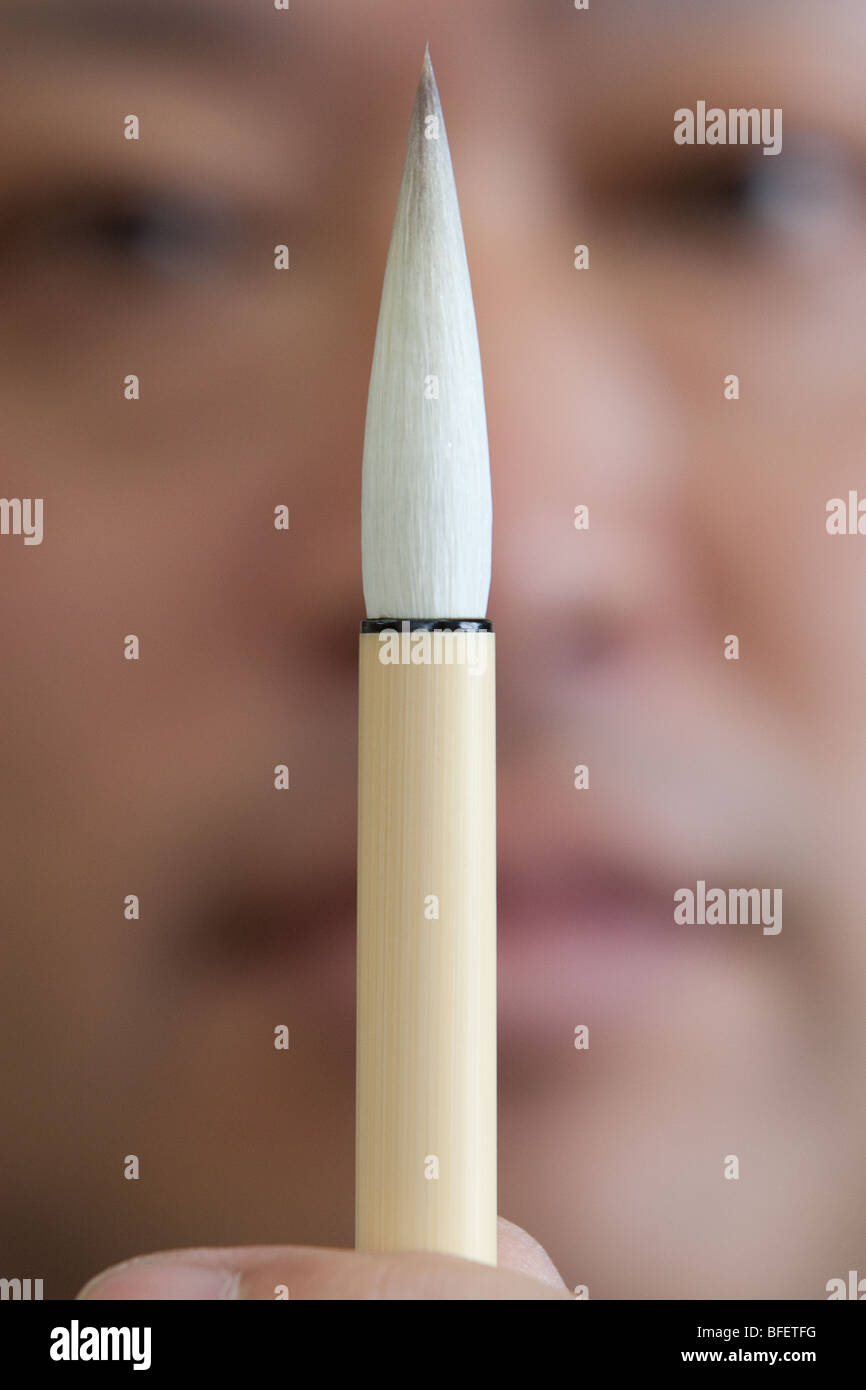 Yoshimitsu Sugiura, un pinceau de calligraphie bouilloire, dans son atelier à Toyohashi, Japon, lundi 18 mai 2009. Banque D'Images