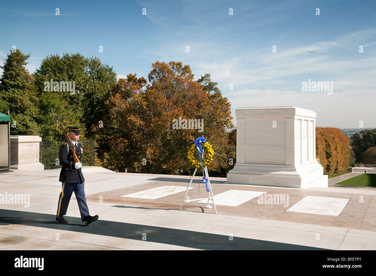 Un soldat en poste à la Tombe du Soldat inconnu, le cimetière d'Arlington, Washington DC USA Banque D'Images
