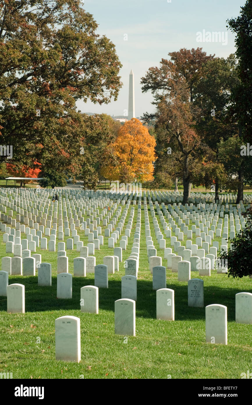 En automne, le cimetière d'Arlington avec le Washington Monument à l'arrière-plan, Washington DC, USA Banque D'Images