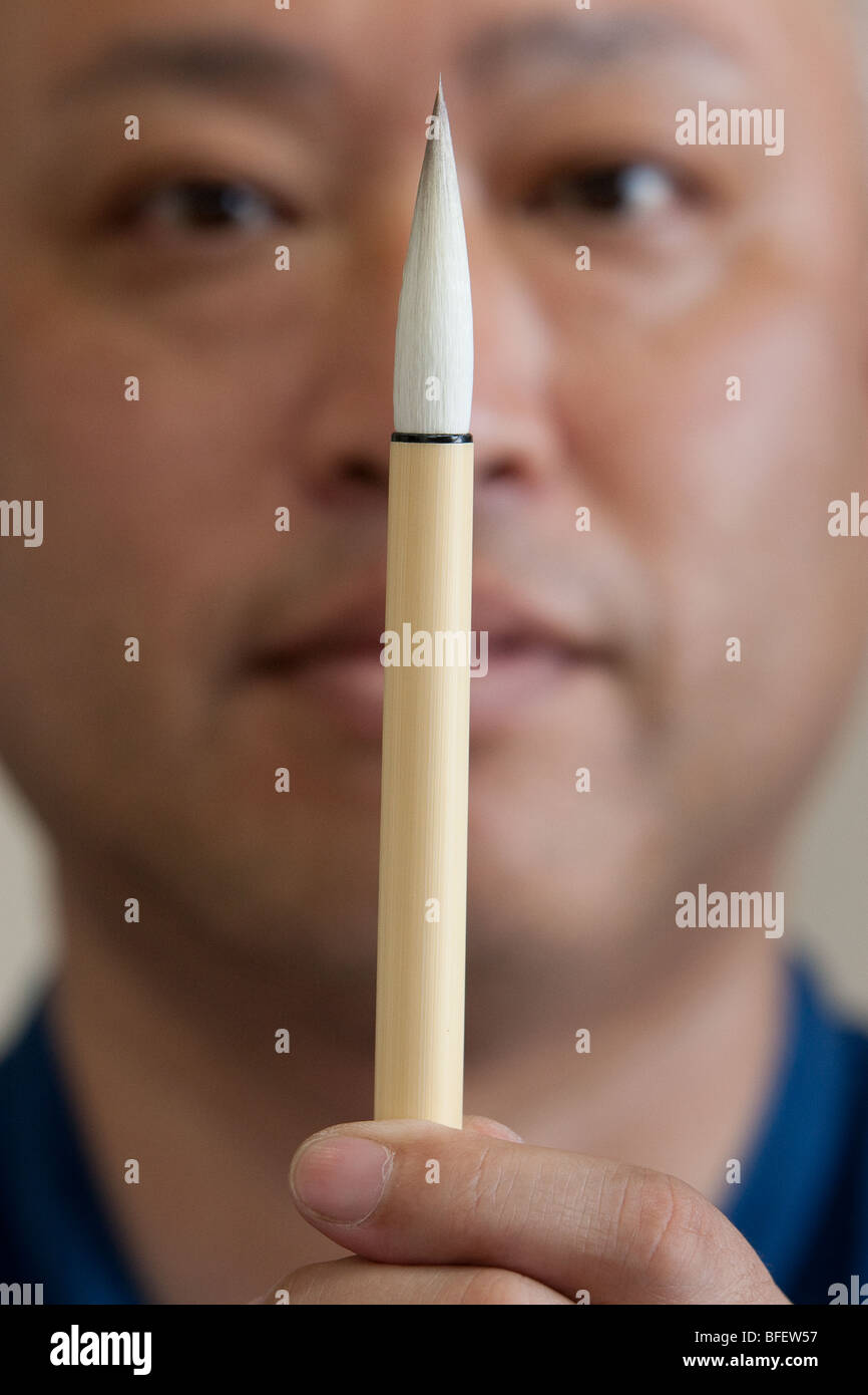 Yoshimitsu Sugiura, un pinceau de calligraphie bouilloire, dans son atelier à Toyohashi, Japon, lundi 18 mai 2009. Banque D'Images