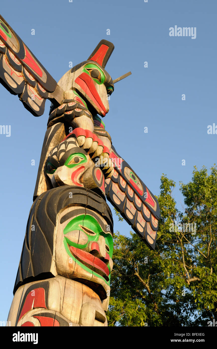 Totem Corbeau tenant au-dessus de fils de chef indien au-dessus de Castor - Carver : Douglas Lafortune 1989. Les totems situé à Duncan Banque D'Images