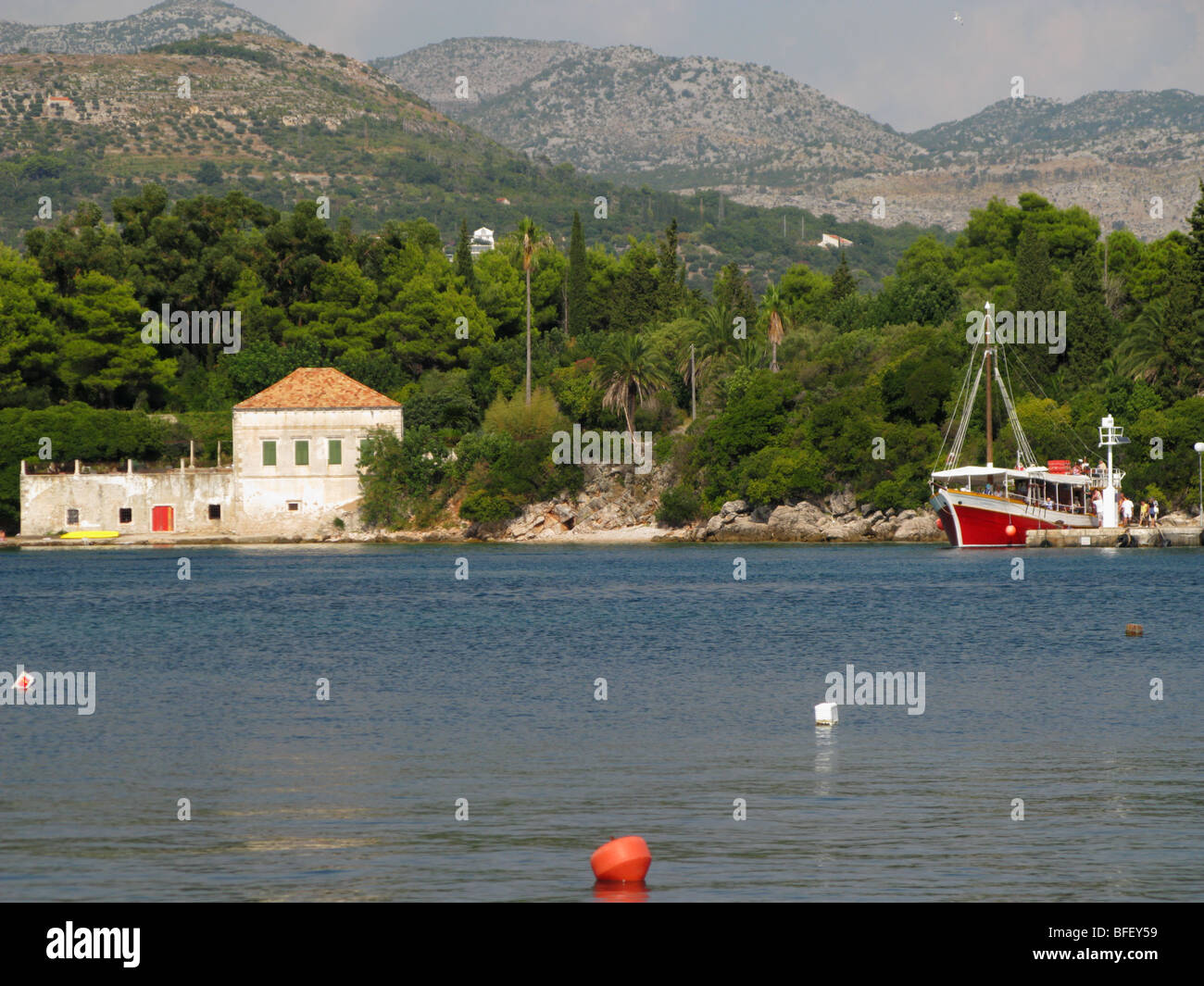 Avis de Donje Celo bay Kolocep Island près de Dubrovnik Croatie avec ancienne maison et villas voyage en bateau Banque D'Images