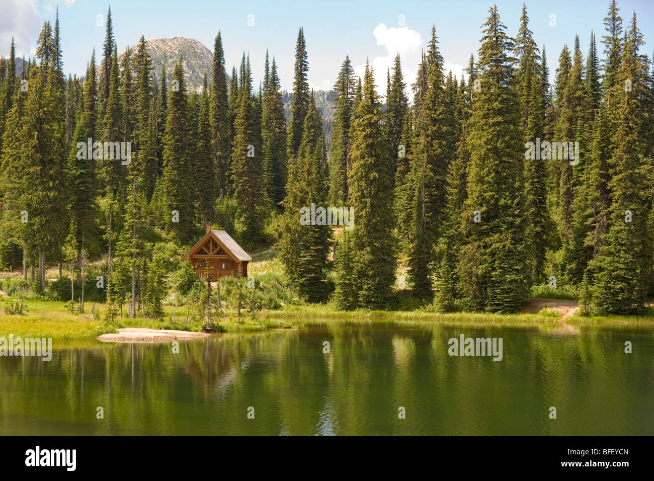 Cabane sur le lac, col Kootenay, Colombie-Britannique, Canada Banque D'Images