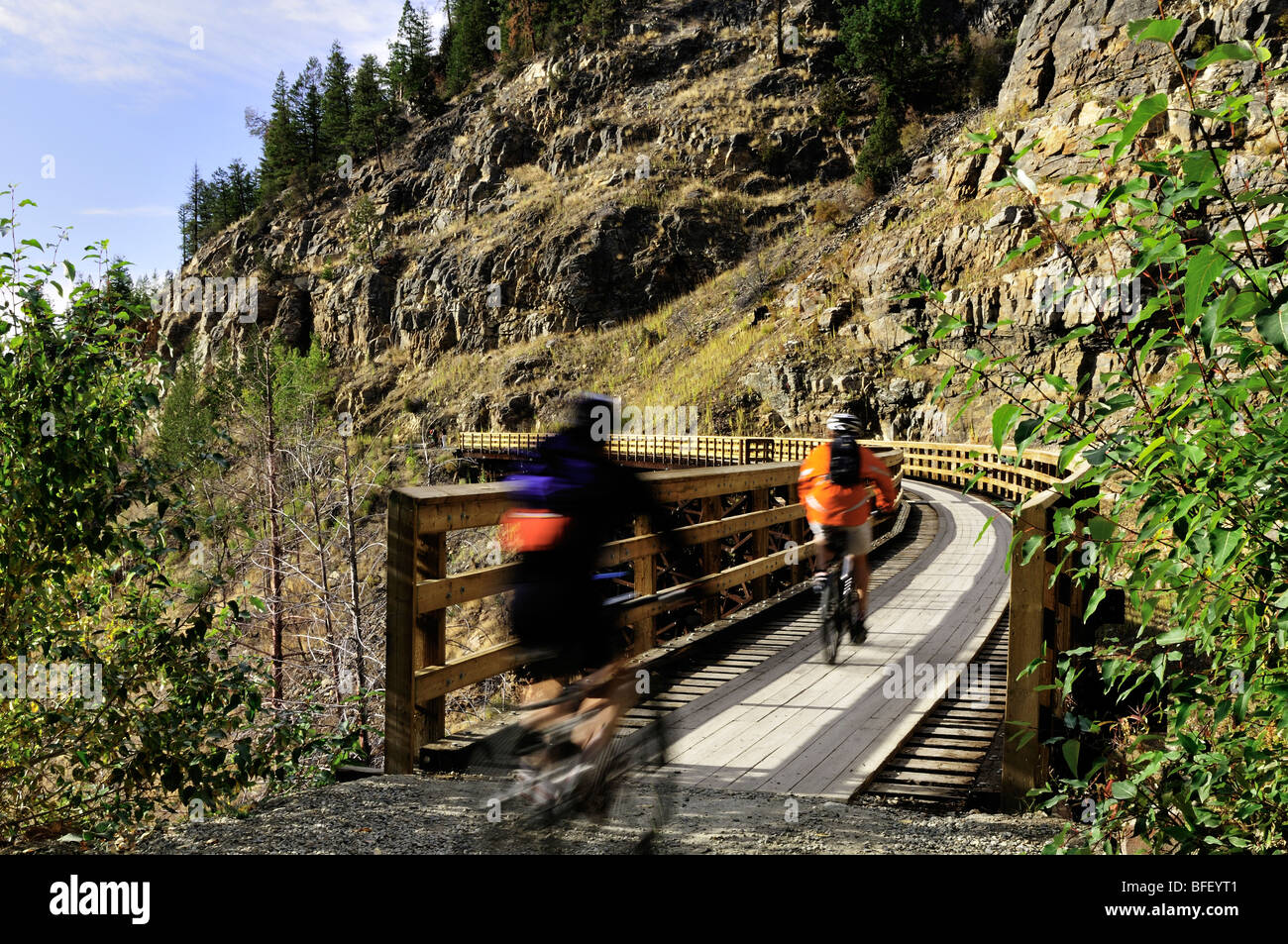 Deux cyclistes, brouillées, cross trestle à canyon Myra, ancien chemin de fer de Kettle Valley. Banque D'Images