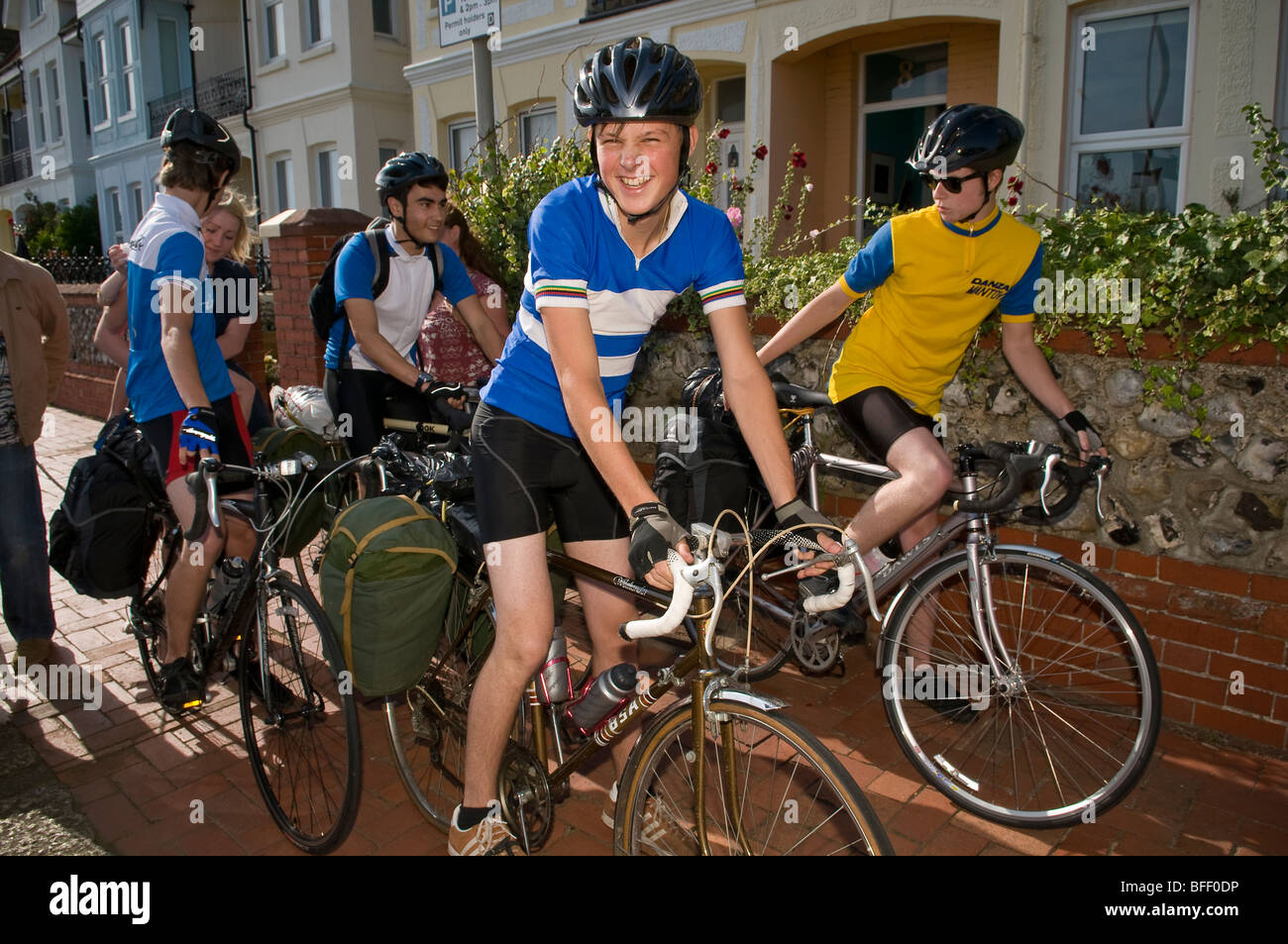 Adolescents de partir en vacances à vélo d'Angleterre en France Banque D'Images