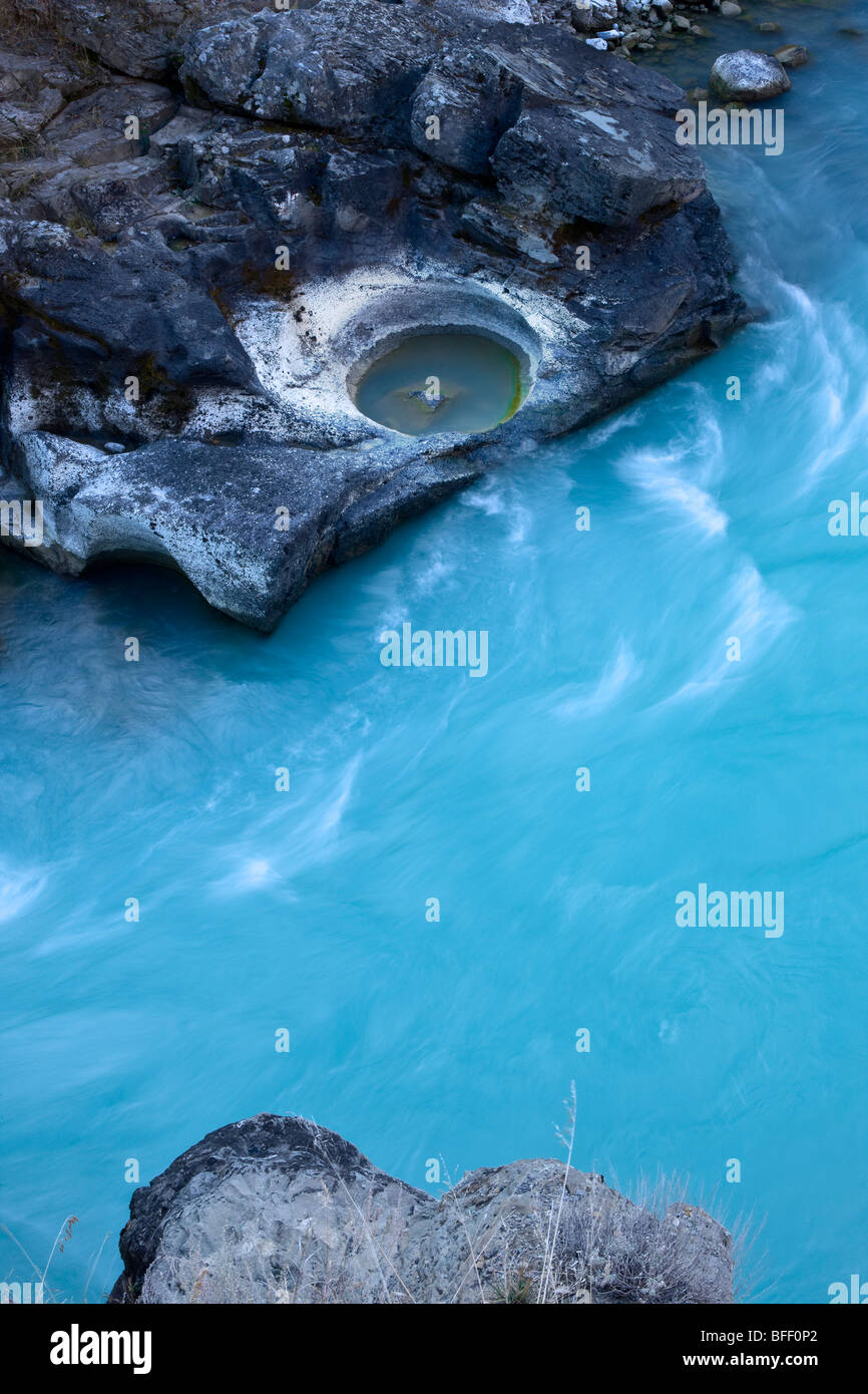 Cratère érodé en roche de lave le long de la rivière Chilko dans la région de Chilcotin de British Columbia Canada Banque D'Images