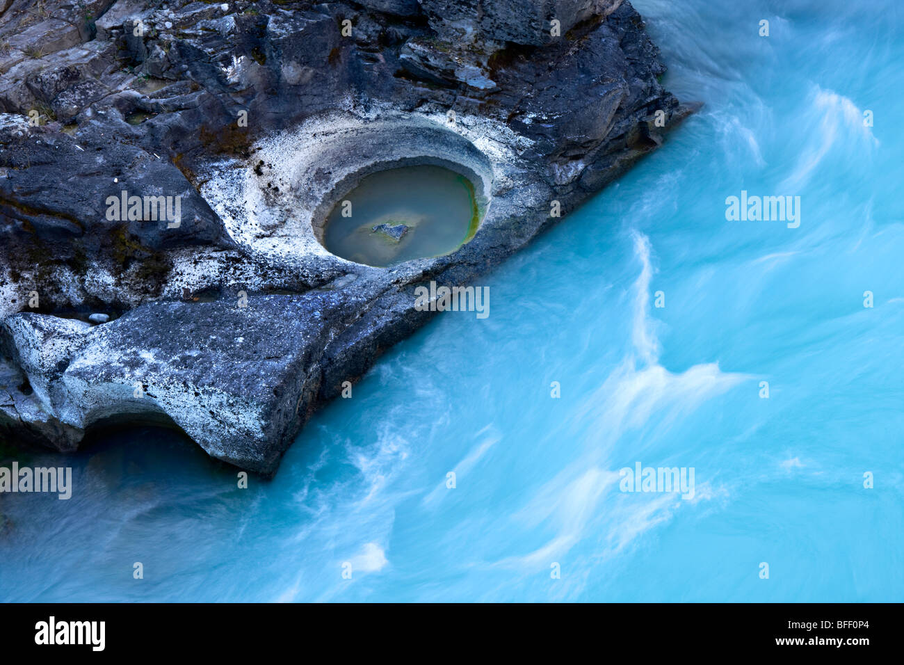Cratère érodé en roche de lave le long de la rivière Chilko dans la région de Chilcotin de British Columbia Canada Banque D'Images