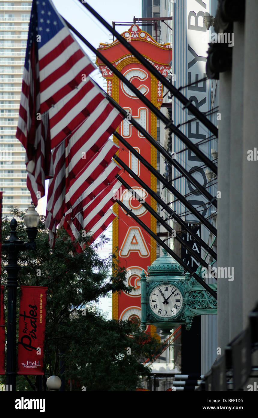 Des drapeaux américains et le chapiteau du Chicago Theatre de State Street dans le centre-ville de Chicago. Banque D'Images