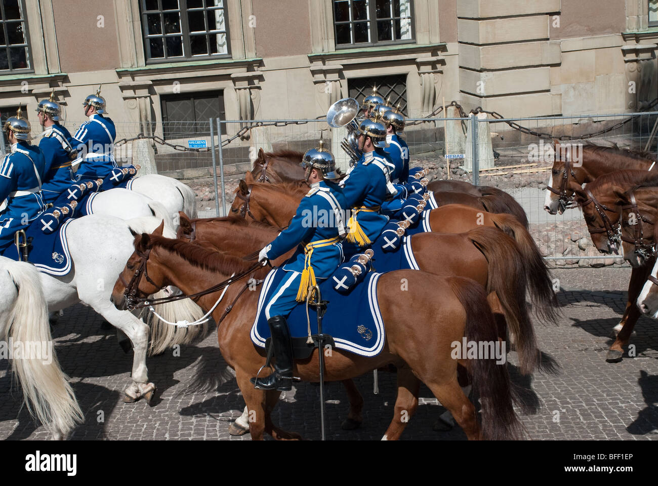 Les gardes sont en train de changer tous les jours devant le palais royal de Stockholm. Beaucoup de touristes à assister à cette cérémonie Banque D'Images