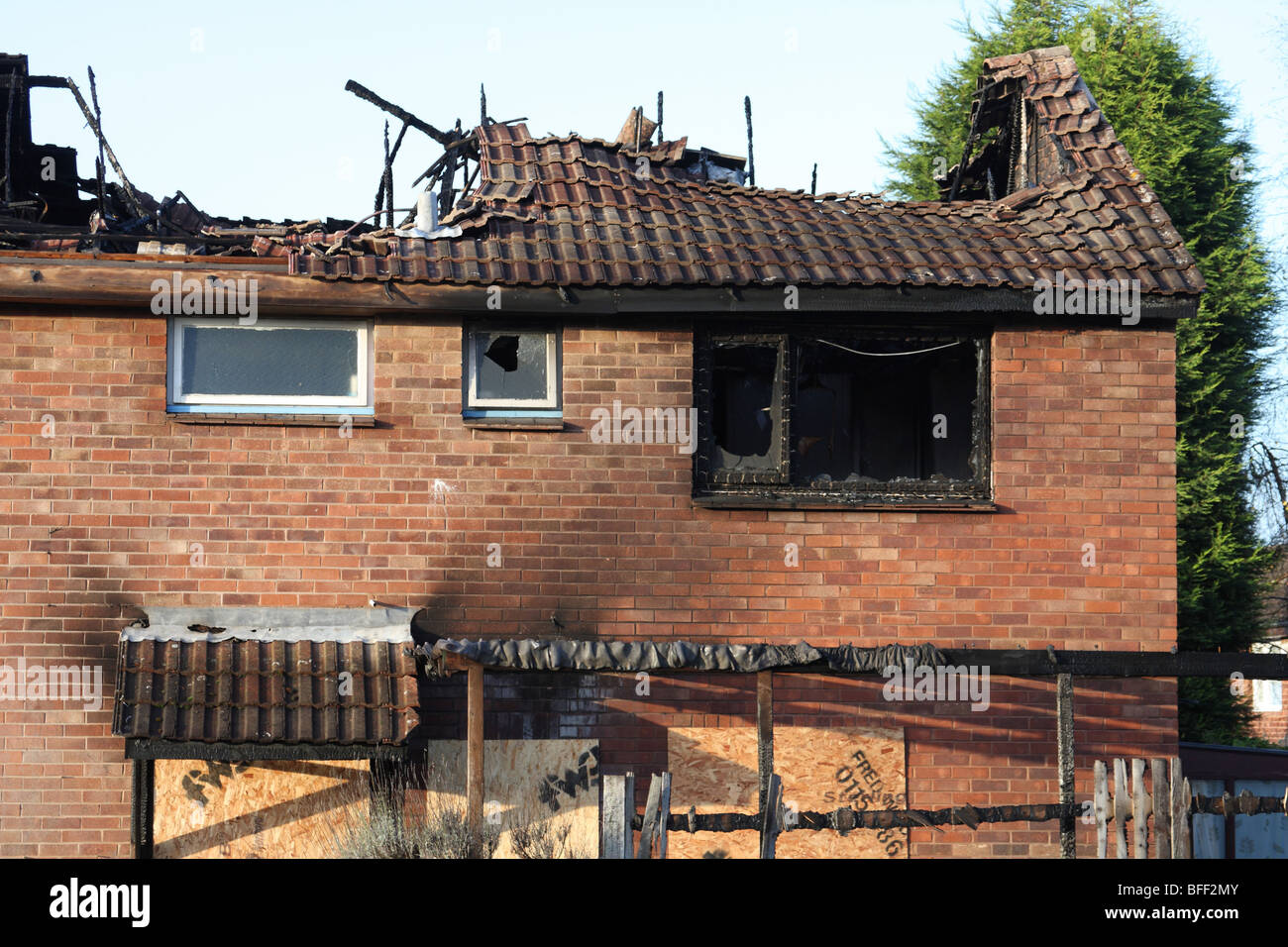 Une maison endommagée par le feu. Banque D'Images