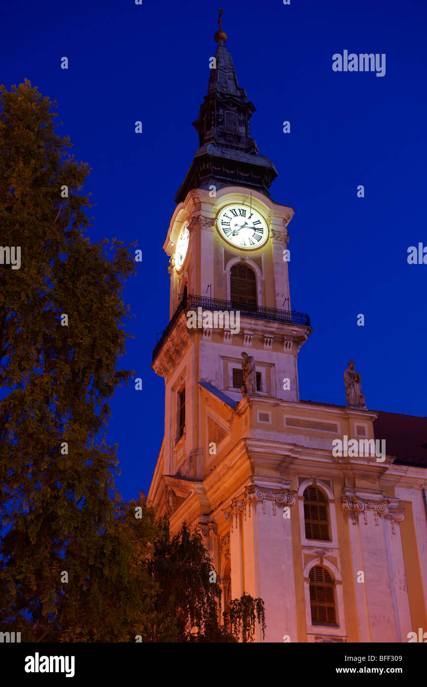 La Grande Église (église) Nagy dans la nuit , la Hongrie Kecskem t Banque D'Images