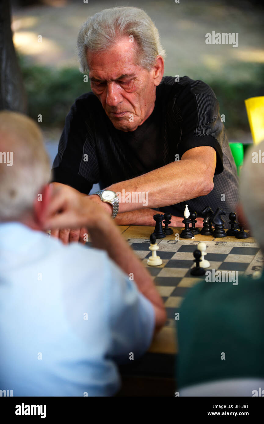 Joueurs d'échecs dans le parc, la Hongrie Kecskem t Banque D'Images