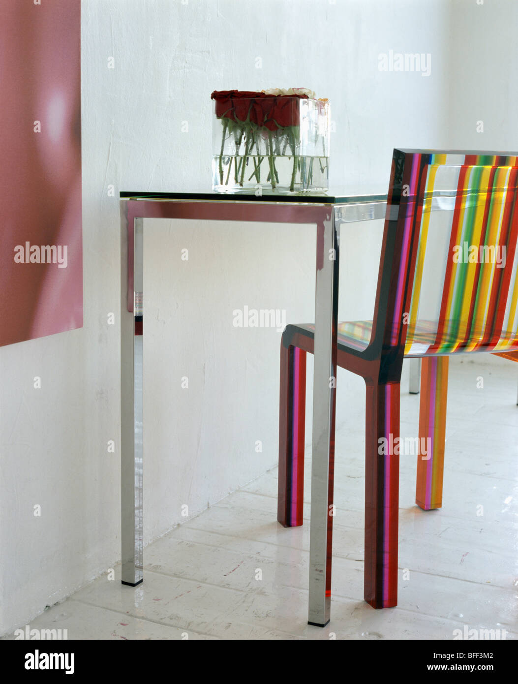 Close-up de table en métal et une chaire en perspex à rayures de couleur moderne Banque D'Images