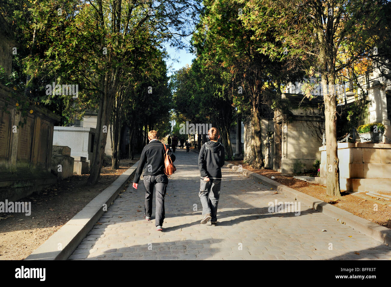 Paris, France - scène de rue, cimetière du Père Lachaise, mère et fils marchant sur la route pavée de pierre dans Urban Park Banque D'Images