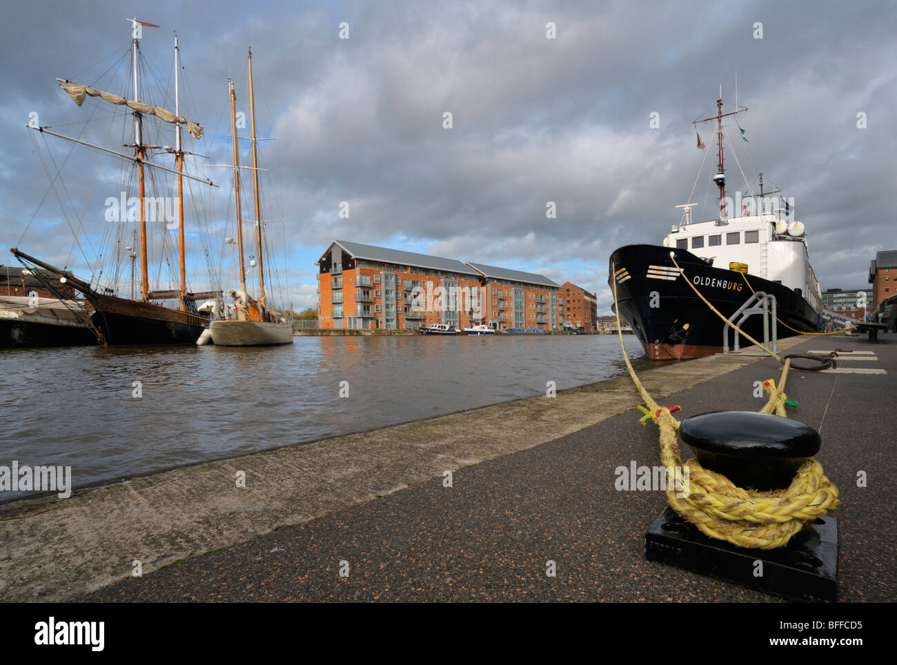 GLOUCESTER, Royaume-Uni - 01 NOVEMBRE 2009 : vue sur les quais avec un bollard et une corde Banque D'Images