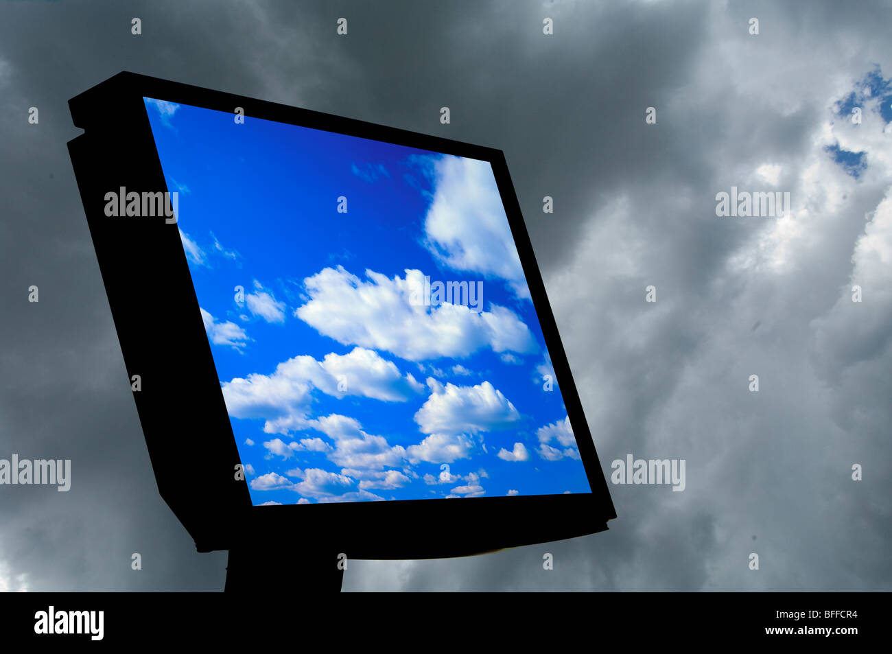Écran de l'ordinateur montrant ciel ensoleillé avec fond de ciel orageux Banque D'Images