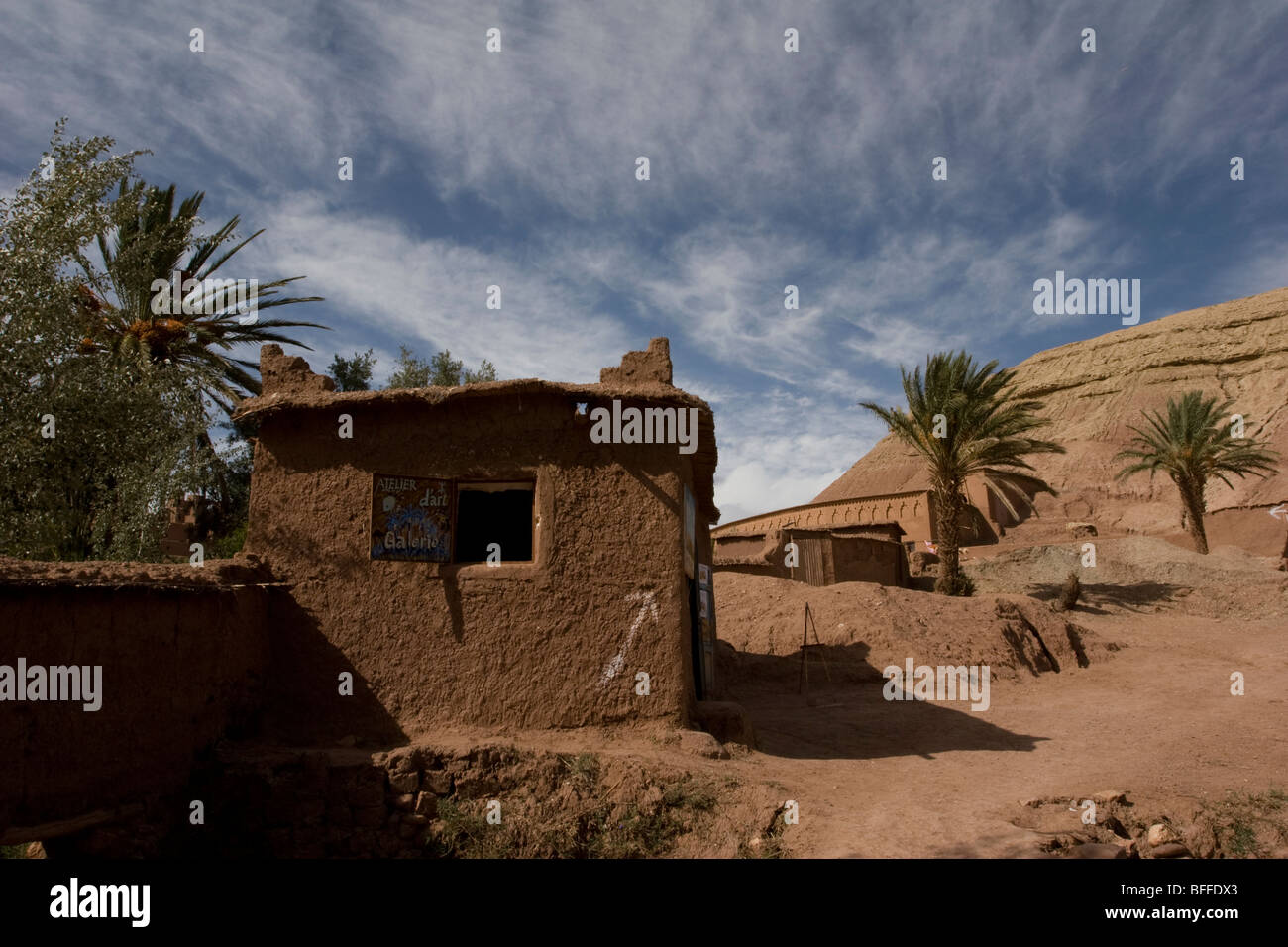 Une petite galerie près de la spectaculaire 11e siècle kasbah d'Ait Benhaddou, emplacement de plusieurs films de Hollywood Banque D'Images