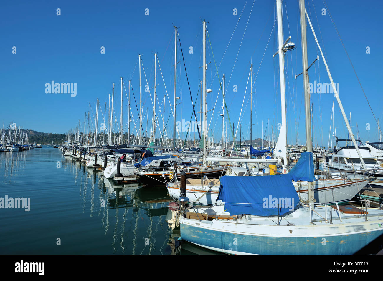 Voiliers dans une marina à Sau Solito, California, USA Banque D'Images