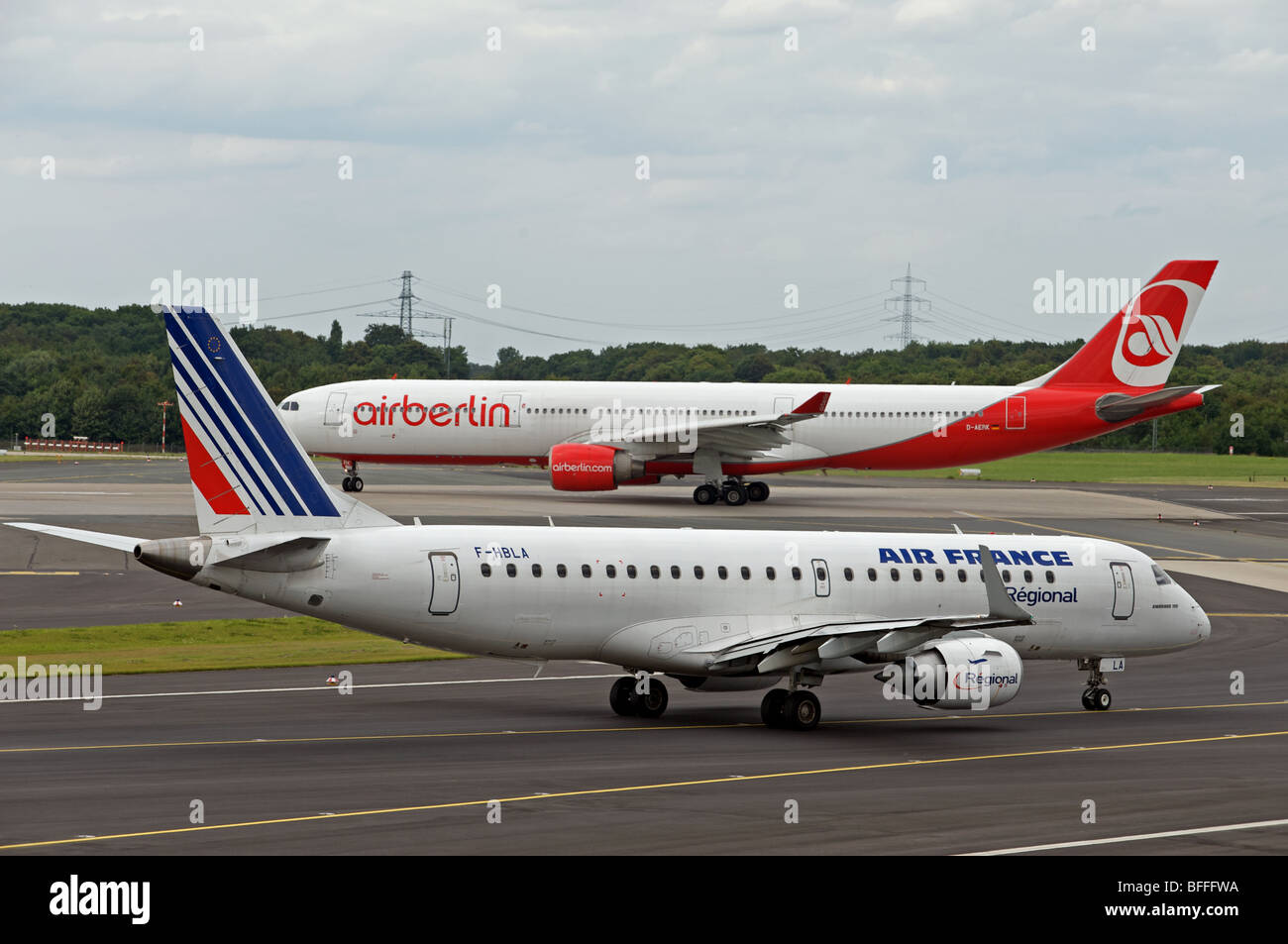 Air France et Air Berlin d'avions, l'Aéroport International de Düsseldorf, Allemagne. Banque D'Images