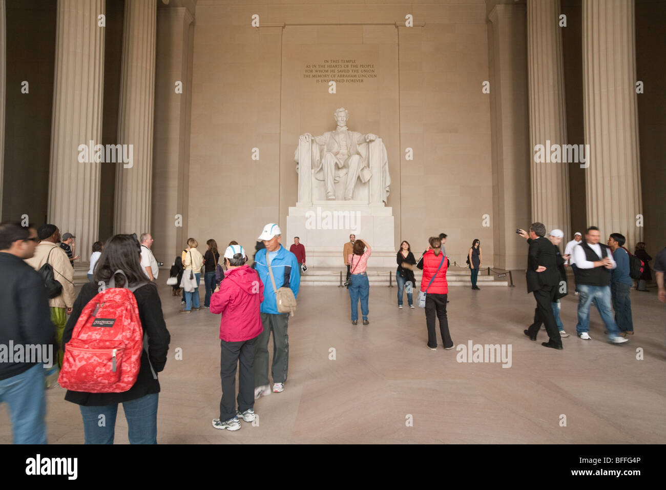 Les touristes photographier la statue d'Abraham Lincoln, le Lincoln Memorial, Washington DC, USA Banque D'Images