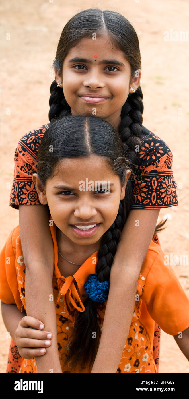 Deux jeunes filles du village indien. L'Andhra Pradesh, Inde Banque D'Images