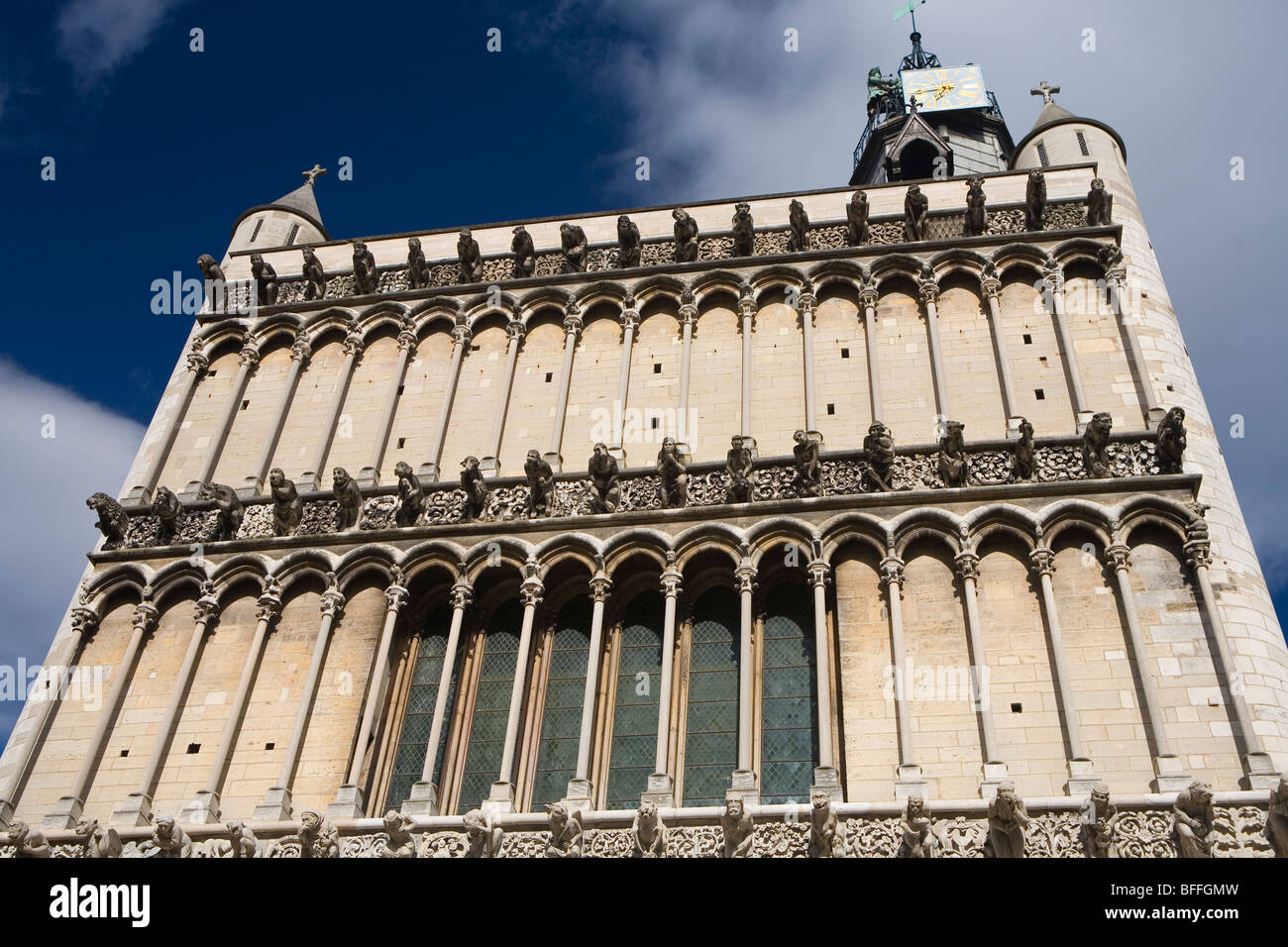 La gargouille-festonnés façade de Notre Dame à Dijon Banque D'Images