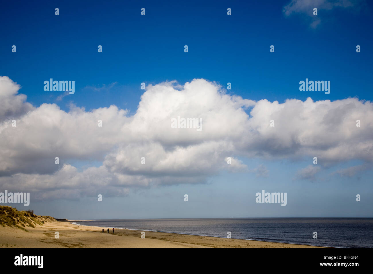 Marcher sous des nuages bas Banque D'Images