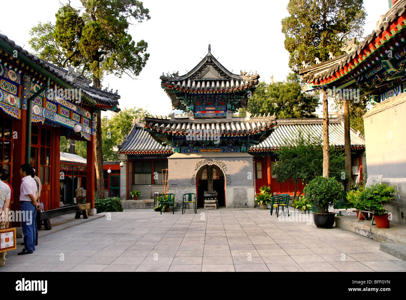 Beijing, Chine- Les touristes visitant vieille architecture traditionnelle, 'Niu Jie Libai Si' mosquée musulmane, Cour Banque D'Images
