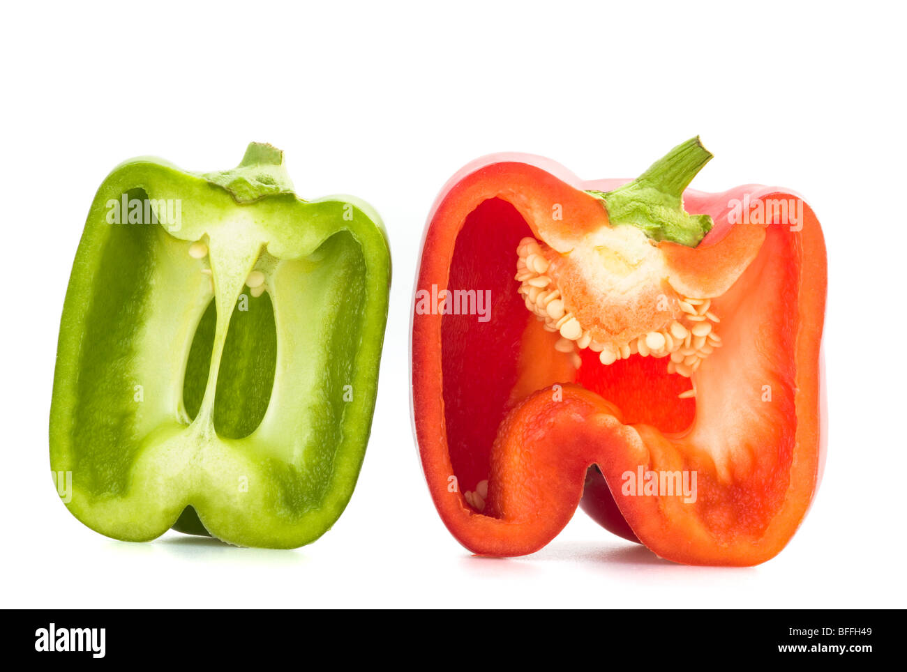 Poivron rouge et vert ou poivron, coupé en deux, sur un fond blanc ...