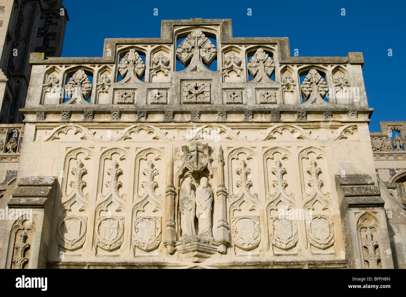 Sculpté au-dessus de l'entrée de l'Église, Lavenham Suffolk, Angleterre. Banque D'Images