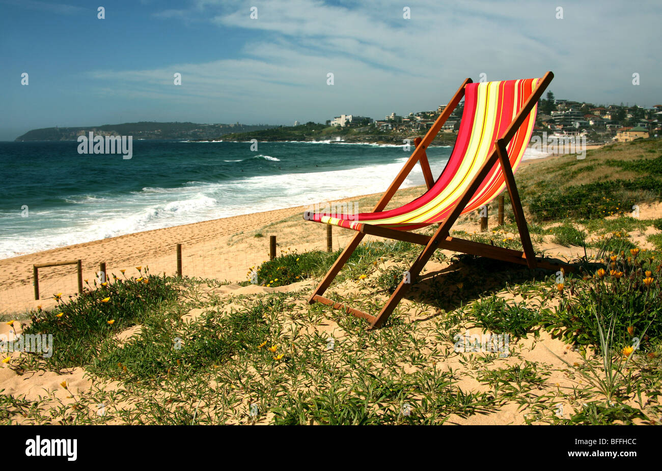Une ancienne chaise de plage, plage de Curl Curl Sydney Australie Banque D'Images