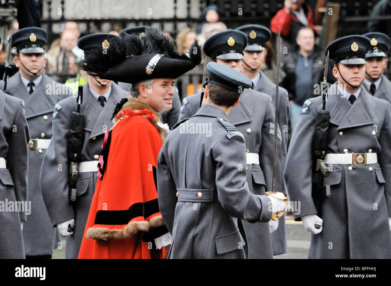 Nick Anstee, le 682nd Lord Maire de Londres passe les troupes en revue lors de la parade de 2009 à travers la ville de Londres Banque D'Images