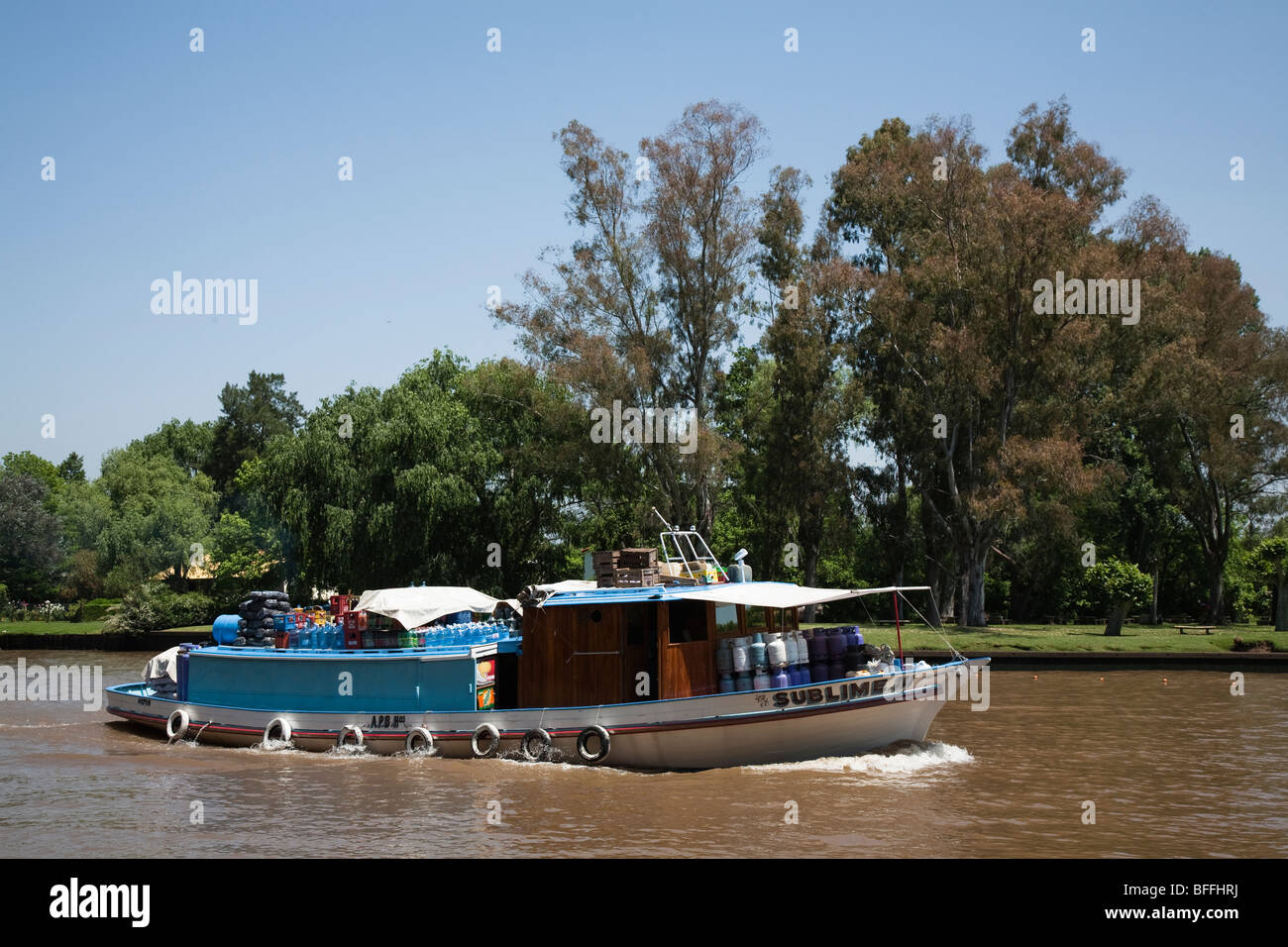 Un bateau d'approvisionnement dans le delta du Tigre au nord de Buenos Aires Banque D'Images