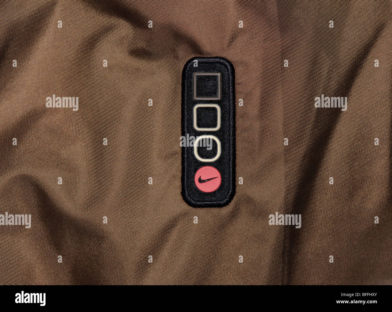 Nike Hommes veste, veste de pluie, cagoule nylon une veste de sport généraux souvent portés par des jeunes et scallies. Détail de l'insigne sur bras Banque D'Images