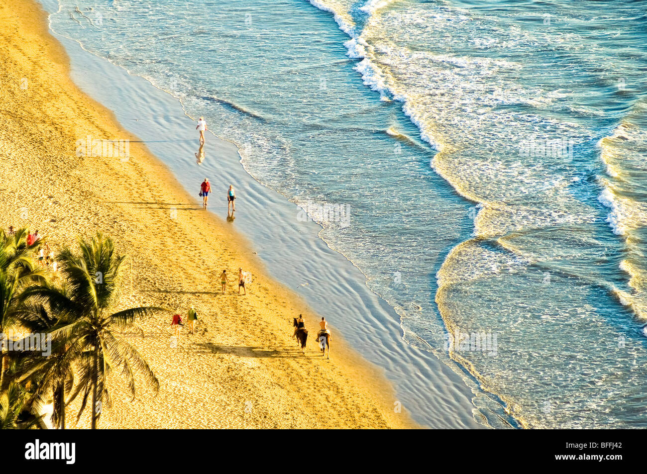 Personnes à pied et l'équitation sur la plage, dans la Zona Dorada de El Cid Resort ; Mazatlan, Sinaloa, Mexique. Banque D'Images