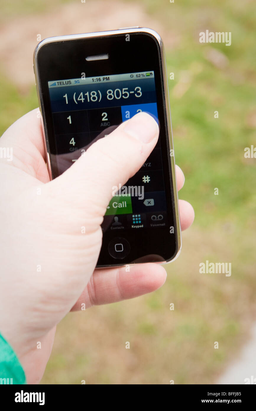 Un homme fait un appel sur un iPhone d'Apple. Banque D'Images