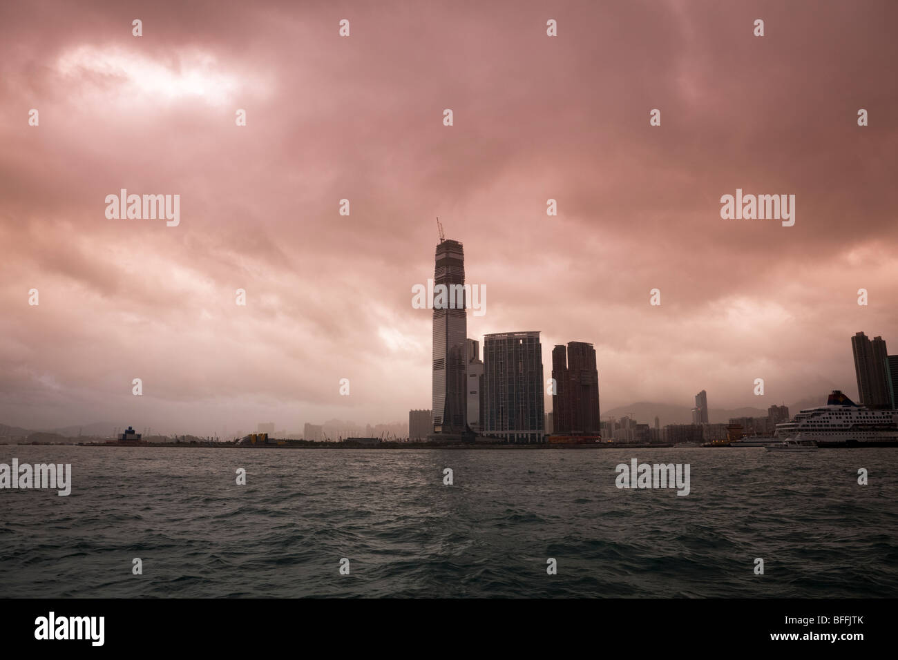 Une vue de l'atmosphère de l'International Commerce Centre (ICC) et le secteur riverain de West Kowloon à Hong Kong. Banque D'Images