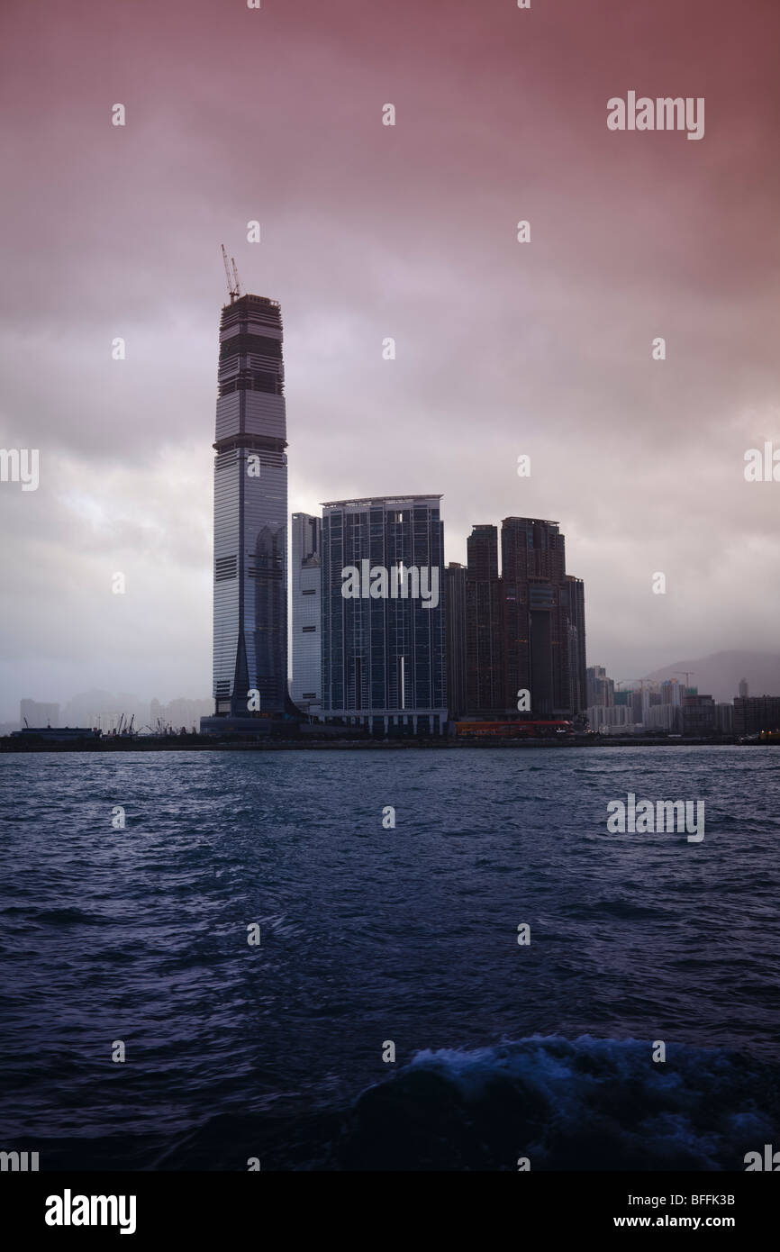 Une vue de l'atmosphère de l'International Commerce Centre (ICC) et le secteur riverain de West Kowloon à Hong Kong. Banque D'Images
