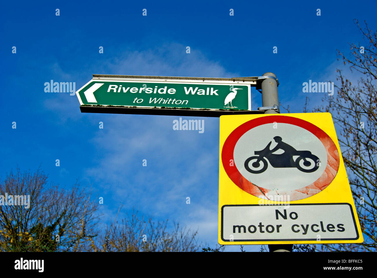 Indication des signes aucun accès pour les motos et les orientations pour le chemin de randonnée de Whitton, Middlesex, Angleterre Banque D'Images