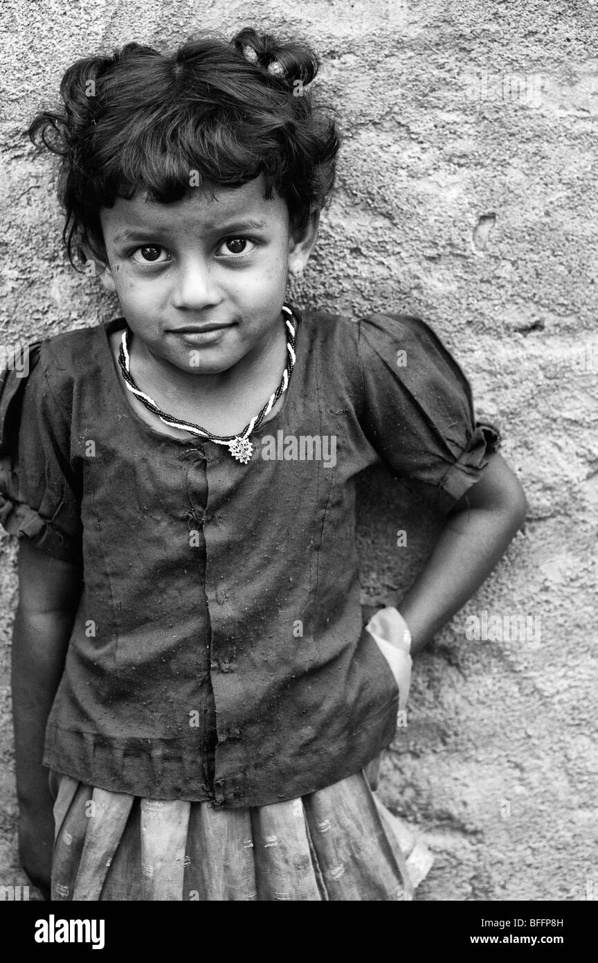 Petit village indien girl portrait. L'Andhra Pradesh, Inde. Noir et blanc. Banque D'Images