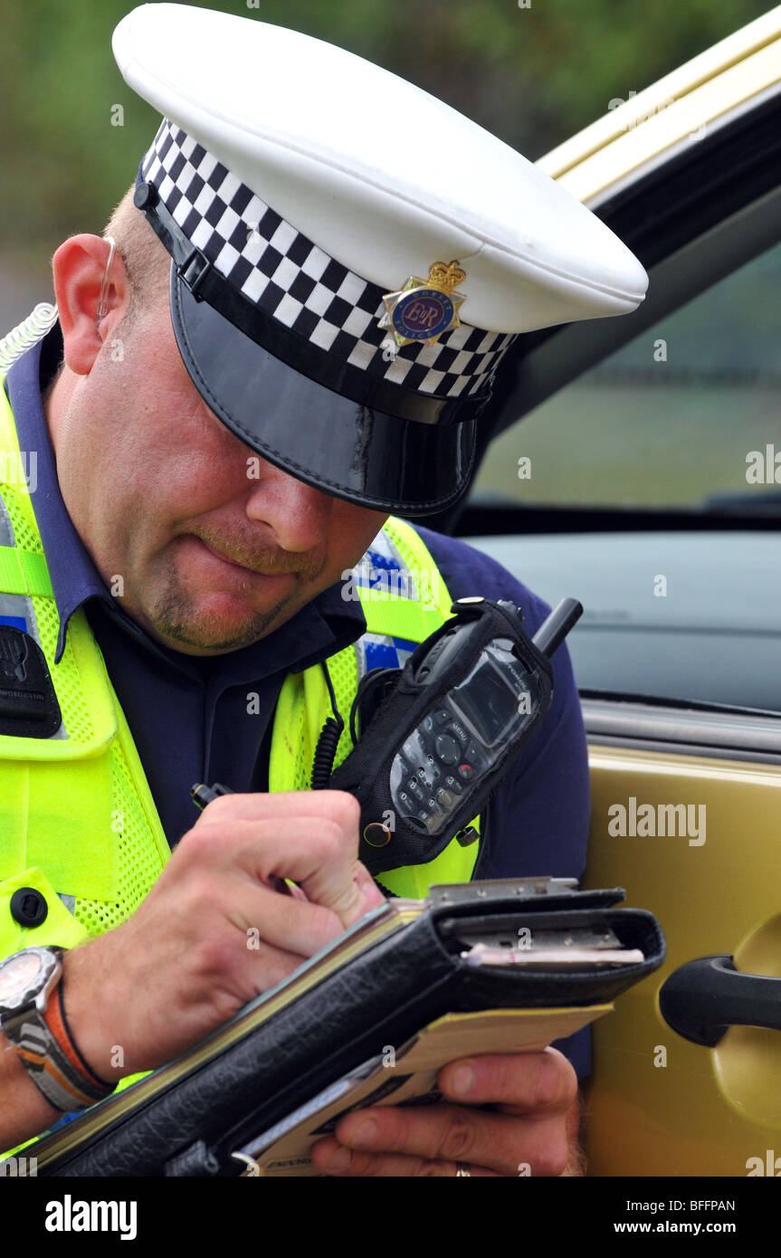 Agent de police émet un billet à un conducteur d'une voiture, la Grande-Bretagne, Royaume-Uni Banque D'Images
