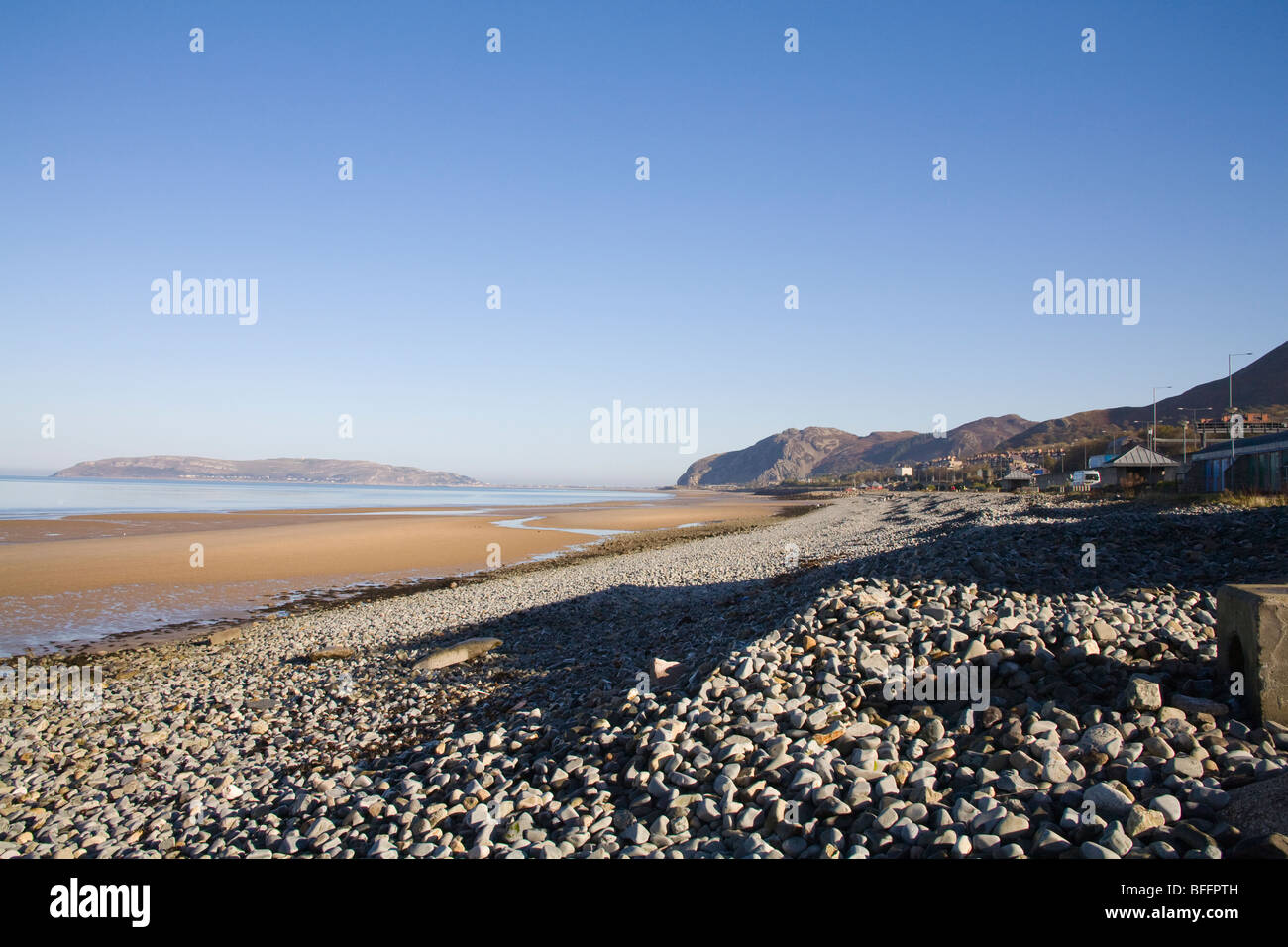 Penmaenmawr North Wales UK à Novembre le long du front de mer vers Llandudno et le Great Orme et Penmaen Montagne Bach sur une belle journée d'automne Banque D'Images