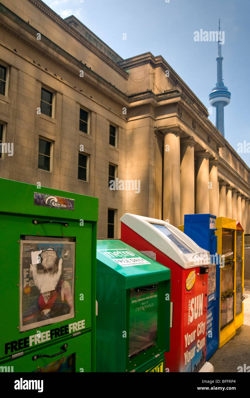 Les Kiosques à journaux dans l'ombre de la gare Union et CN Tower, Toronto, Ontario, Canada, Amérique du Nord Banque D'Images