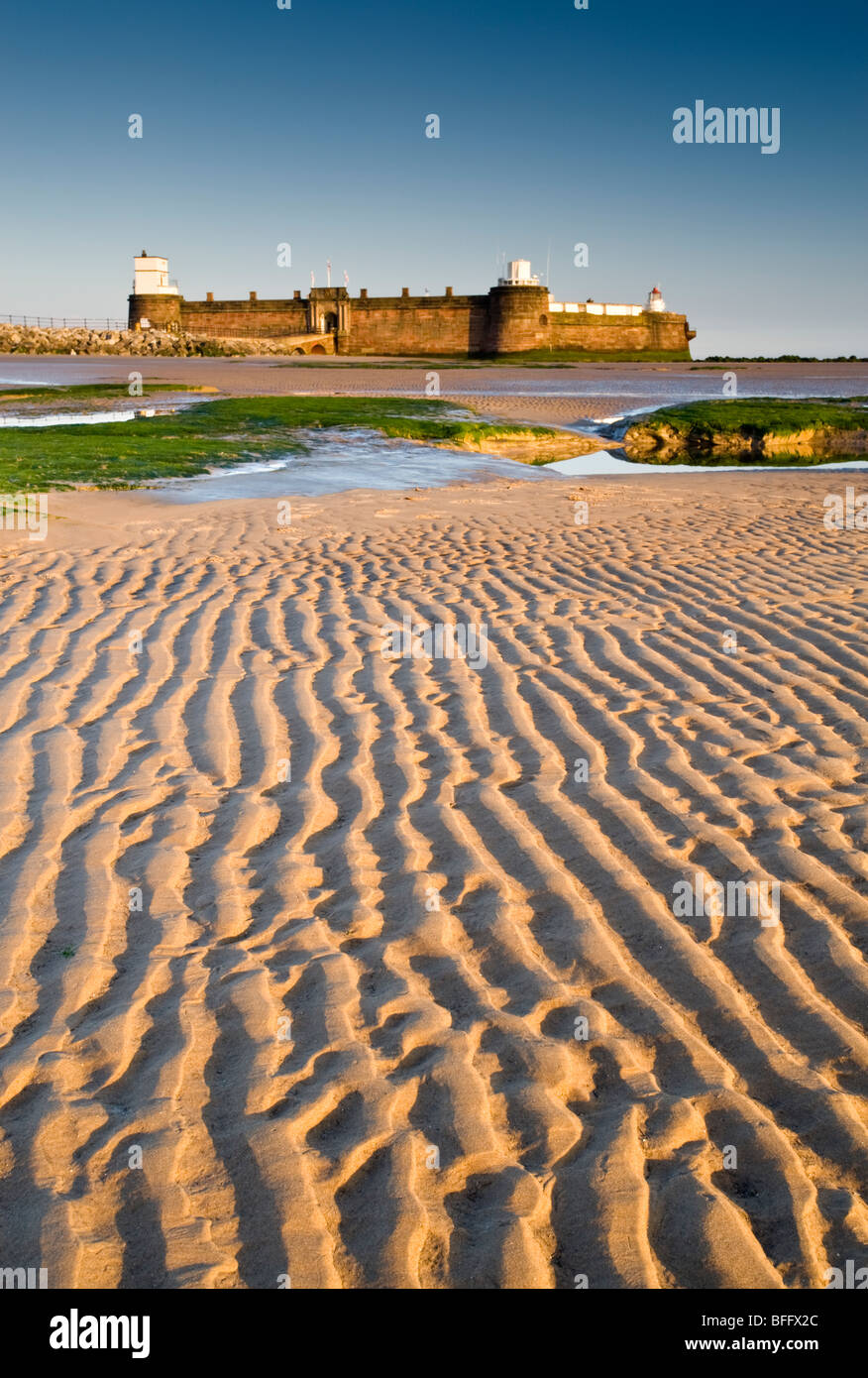Ondulations dans le sable et de Fort Perchaude Rock, New Brighton, le Wirral, Merseyside, Royaume-Uni Banque D'Images