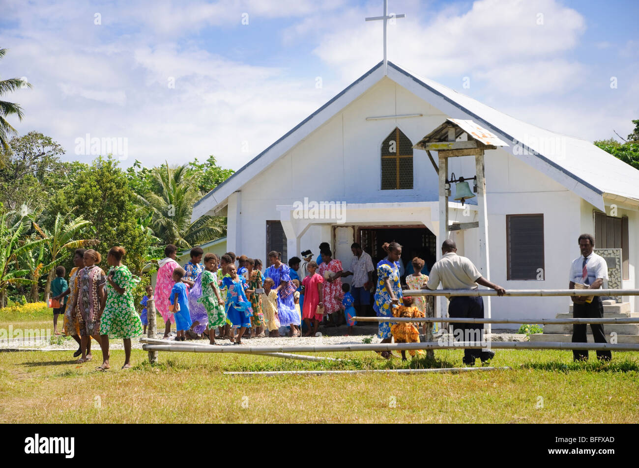 Habillés de couleurs vives mesdames laissant l'église. Banque D'Images