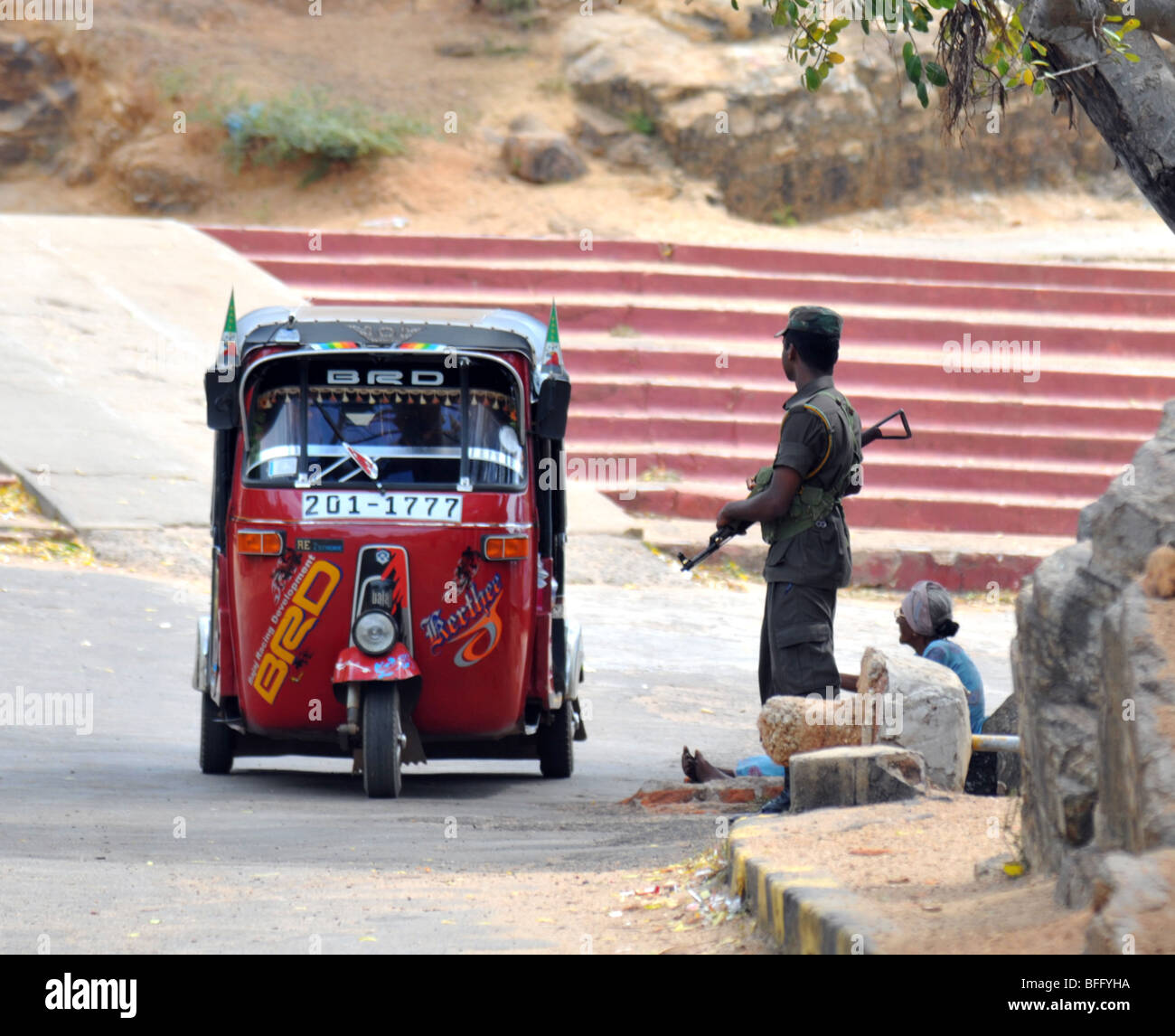 La sécurité routière fournit des soldats au Sri Lanka Banque D'Images