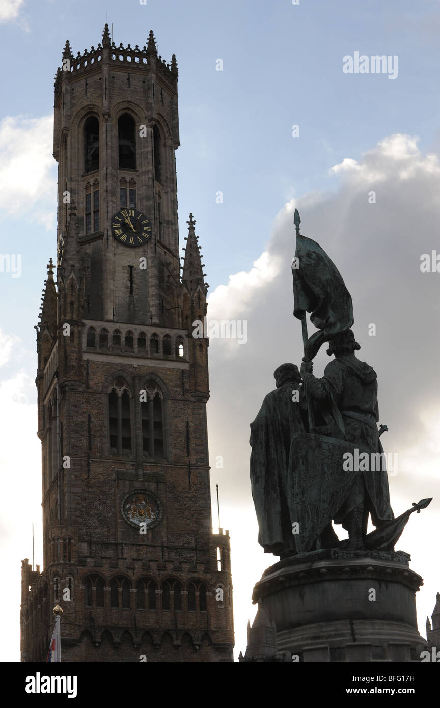 Statue de Pieter de Coninck et Jan Breidel et le clocher de Bruges en Belgique Europe Banque D'Images