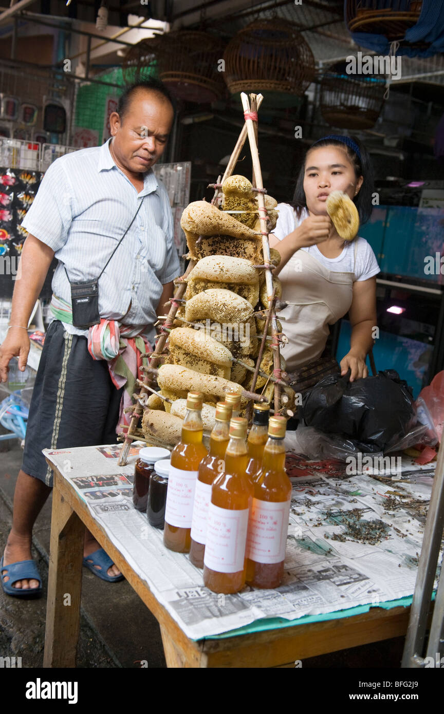 La vente d'abeilles sauvages à Chatuchak Weekend Market, Bangkok, Thaïlande. Banque D'Images